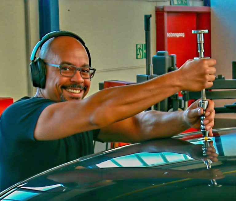 Smart-Repair-Experte Thomas Bagnato bei der Dellentechnik mit dem Gleithammer