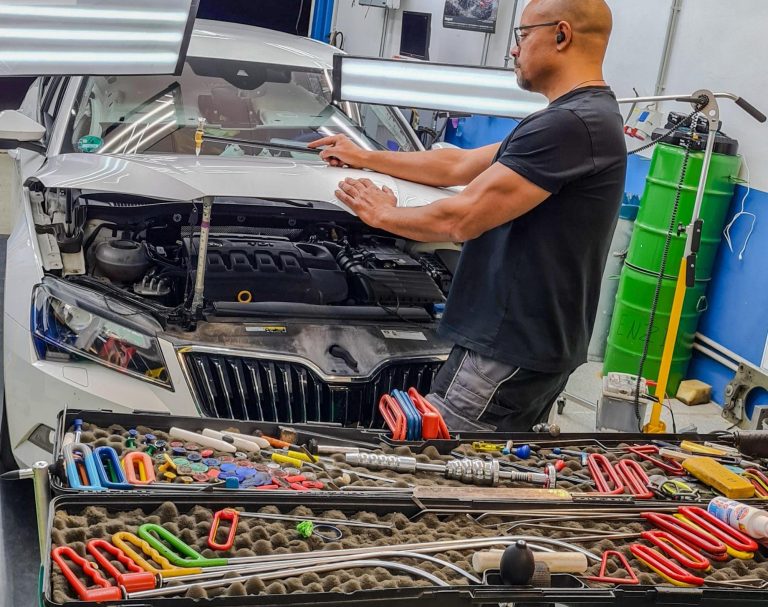 Dellentechniker an der Motorhaube